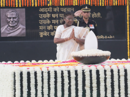 Leaders pay floral tributes to Atal Bihari Vajpayee at Sadaiv Atal | Leaders pay floral tributes to Atal Bihari Vajpayee at Sadaiv Atal
