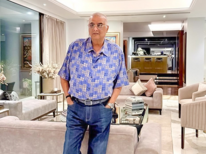Janhvi Kapoor says 'Wow papa' as Boney Kapoor poses in altered jeans, old shirt & fresh haircut | Janhvi Kapoor says 'Wow papa' as Boney Kapoor poses in altered jeans, old shirt & fresh haircut