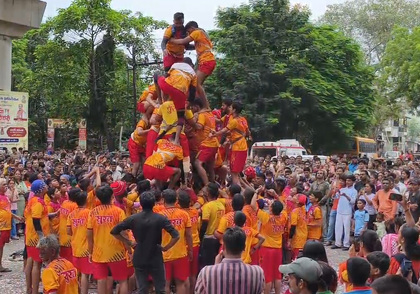 Janmashtami in Surat: 'Govinda' teams compete to break 45-feet-high Dahi Handi | Janmashtami in Surat: 'Govinda' teams compete to break 45-feet-high Dahi Handi