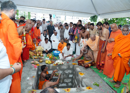 Ex-PM Deve Gowda, K'taka Dy CM Shivakumar take part in final rites of Vokkaliga pontiff | Ex-PM Deve Gowda, K'taka Dy CM Shivakumar take part in final rites of Vokkaliga pontiff