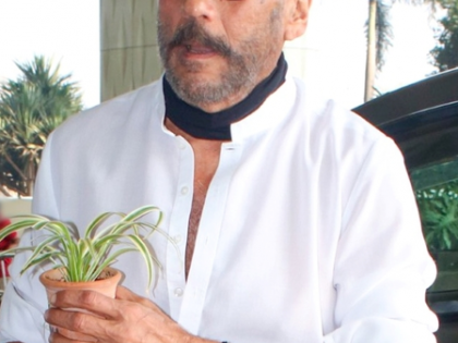 Jackie Shroff donates life size mechanical elephant to Kerala temple | Jackie Shroff donates life size mechanical elephant to Kerala temple