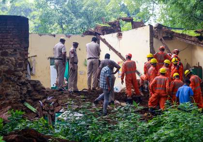 Roof collapse near dargah: Toll mounts to 7, police file negligence case | Roof collapse near dargah: Toll mounts to 7, police file negligence case