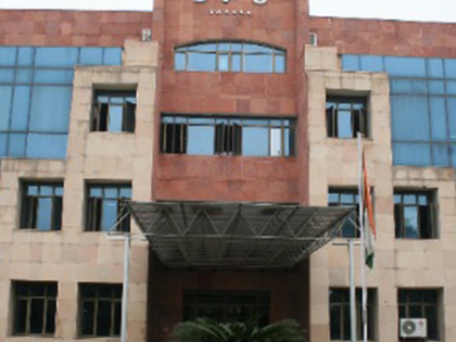 Delhi school receives bomb threat, searches underway | Delhi school receives bomb threat, searches underway