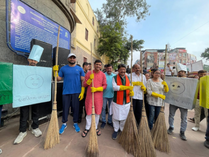 Residents of Indore take up brooms as sanitation workers go on holiday | Residents of Indore take up brooms as sanitation workers go on holiday