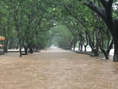 Mumbai's Mithi River crosses danger mark; beaches closed amid heavy rain, high tide | Mumbai's Mithi River crosses danger mark; beaches closed amid heavy rain, high tide