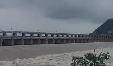 Krishna, Godavari in spate, first warning issued at Prakasam Barrage | Krishna, Godavari in spate, first warning issued at Prakasam Barrage
