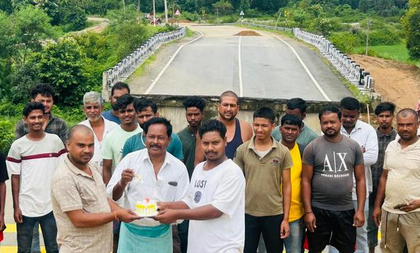 Jharkhand villagers cut cake to mark two months of bridge collapse, slam govt apathy | Jharkhand villagers cut cake to mark two months of bridge collapse, slam govt apathy Jharkhand villagers cut cake to mark two months of bridge collapse, slam govt apathy | Jharkhand villagers cut cake to mark two months of bridge collapse, slam govt apathy