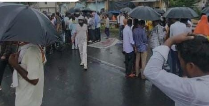 Newborn and aunt killed in road accident in Hazaribagh, villagers block highway in protest | Newborn and aunt killed in road accident in Hazaribagh, villagers block highway in protest