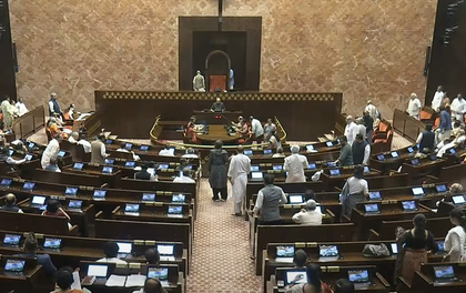 Oppn uproar continues on last day of Monsoon Session; brief adjournment in LS, Rajya Sabha till 2 pm | Oppn uproar continues on last day of Monsoon Session; brief adjournment in LS, Rajya Sabha till 2 pm