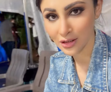 Mouni Roy gobbles Chole Bhature to stay "fit" | Mouni Roy gobbles Chole Bhature to stay "fit" Mouni Roy gobbles Chole Bhature to stay "fit" | Mouni Roy gobbles Chole Bhature to stay "fit"