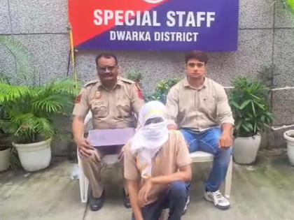 Interstate bootlegger arrested with 2,850 quarters of illegal liquor in Delhi | Interstate bootlegger arrested with 2,850 quarters of illegal liquor in Delhi Interstate bootlegger arrested with 2,850 quarters of illegal liquor in Delhi | Interstate bootlegger arrested with 2,850 quarters of illegal liquor in Delhi