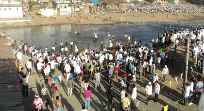 MP: World famous Gotmar Mela opens with devotion; 25 Injured in stone battle | MP: World famous Gotmar Mela opens with devotion; 25 Injured in stone battle MP: World famous Gotmar Mela opens with devotion; 25 Injured in stone battle | MP: World famous Gotmar Mela opens with devotion; 25 Injured in stone battle