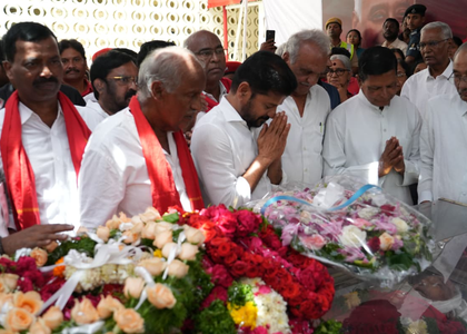 Telangana CM Revanth Reddy, Venkaiah Naidu pay tributes to Sudhakar Reddy | Telangana CM Revanth Reddy, Venkaiah Naidu pay tributes to Sudhakar Reddy Telangana CM Revanth Reddy, Venkaiah Naidu pay tributes to Sudhakar Reddy | Telangana CM Revanth Reddy, Venkaiah Naidu pay tributes to Sudhakar Reddy