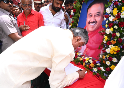 Andhra Pradesh CM Naidu pays homage to Sudhakar Reddy | Andhra Pradesh CM Naidu pays homage to Sudhakar Reddy Andhra Pradesh CM Naidu pays homage to Sudhakar Reddy | Andhra Pradesh CM Naidu pays homage to Sudhakar Reddy