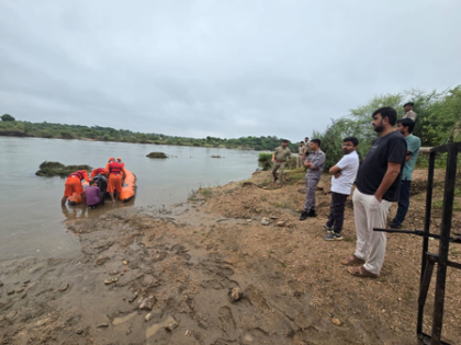 Gujarat: Sabarmati river overflows amid heavy rainfall; 25 workers rescued | Gujarat: Sabarmati river overflows amid heavy rainfall; 25 workers rescued Gujarat: Sabarmati river overflows amid heavy rainfall; 25 workers rescued | Gujarat: Sabarmati river overflows amid heavy rainfall; 25 workers rescued