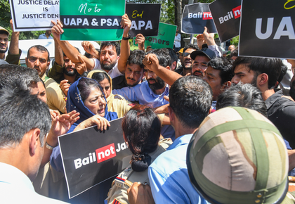 Ex-CM Mehbooba Mufti leads protest in Srinagar demanding return of Kashmiri prisoners lodged in jails outside UT | Ex-CM Mehbooba Mufti leads protest in Srinagar demanding return of Kashmiri prisoners lodged in jails outside UT