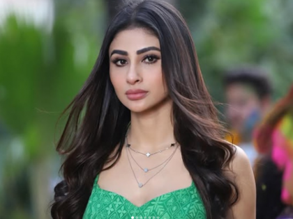 Mouni Roy dances in a shimmery golden outfit | Mouni Roy dances in a shimmery golden outfit Mouni Roy dances in a shimmery golden outfit | Mouni Roy dances in a shimmery golden outfit