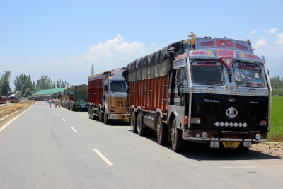 Traffic suspended on Jammu-Srinagar national highway | Traffic suspended on Jammu-Srinagar national highway