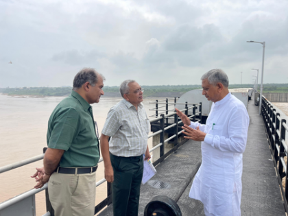 Gujarat Minister Bavaliya reviews rising Sabarmati water level at Sant Sarovar barrage | Gujarat Minister Bavaliya reviews rising Sabarmati water level at Sant Sarovar barrage
