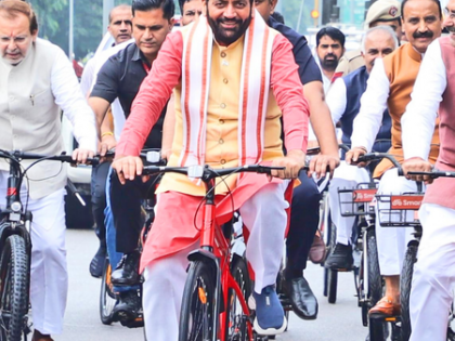Haryana CM rides bicycle to reach Vidhan Sabha | Haryana CM rides bicycle to reach Vidhan Sabha Haryana CM rides bicycle to reach Vidhan Sabha | Haryana CM rides bicycle to reach Vidhan Sabha