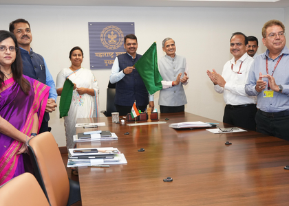 Maha CM flags off Nanded-Mumbai Vande Bharat Express | Maha CM flags off Nanded-Mumbai Vande Bharat Express Maha CM flags off Nanded-Mumbai Vande Bharat Express | Maha CM flags off Nanded-Mumbai Vande Bharat Express