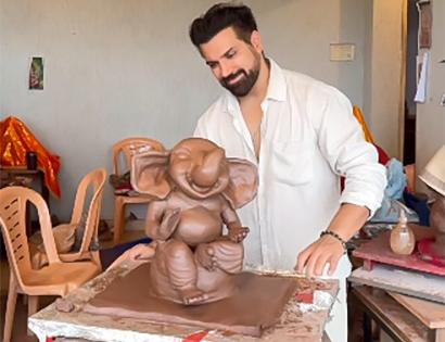 Rithvik Dhanjani reveals look of his handmade Ganpati idol | Rithvik Dhanjani reveals look of his handmade Ganpati idol Rithvik Dhanjani reveals look of his handmade Ganpati idol | Rithvik Dhanjani reveals look of his handmade Ganpati idol
