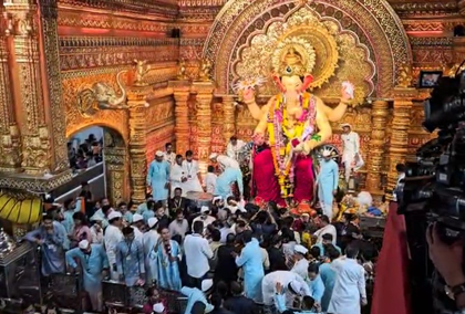 Ganesh Chaturthi: Massive crowd at Lalbaugcha Raja, devotees say 'feels like heaven' | Ganesh Chaturthi: Massive crowd at Lalbaugcha Raja, devotees say 'feels like heaven' Ganesh Chaturthi: Massive crowd at Lalbaugcha Raja, devotees say 'feels like heaven' | Ganesh Chaturthi: Massive crowd at Lalbaugcha Raja, devotees say 'feels like heaven'