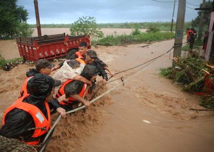 Jammu flood: Tawi water level recedes, historic Madhopur bridge damaged | Jammu flood: Tawi water level recedes, historic Madhopur bridge damaged Jammu flood: Tawi water level recedes, historic Madhopur bridge damaged | Jammu flood: Tawi water level recedes, historic Madhopur bridge damaged