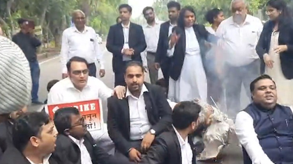 Delhi lawyers protest against L-G's virtual police deposition order | Delhi lawyers protest against L-G's virtual police deposition order