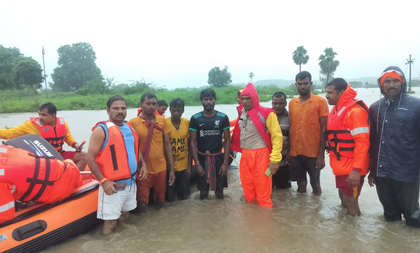 Six persons trapped in swollen stream in Telangana | Six persons trapped in swollen stream in Telangana Six persons trapped in swollen stream in Telangana | Six persons trapped in swollen stream in Telangana