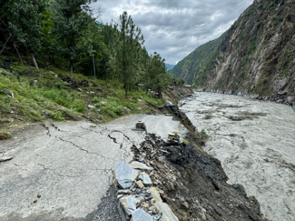 Himachal again battered by heavy rain; 822 roads, three highways blocked | Himachal again battered by heavy rain; 822 roads, three highways blocked Himachal again battered by heavy rain; 822 roads, three highways blocked | Himachal again battered by heavy rain; 822 roads, three highways blocked