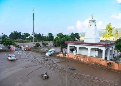 Red alert in J&K for thunderstorms, flash floods and landslides | Red alert in J&K for thunderstorms, flash floods and landslides Red alert in J&K for thunderstorms, flash floods and landslides | Red alert in J&K for thunderstorms, flash floods and landslides