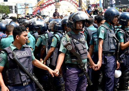 Bangladesh: 50 injured in police crackdown on students protesting outside Yunus' residence | Bangladesh: 50 injured in police crackdown on students protesting outside Yunus' residence Bangladesh: 50 injured in police crackdown on students protesting outside Yunus' residence | Bangladesh: 50 injured in police crackdown on students protesting outside Yunus' residence