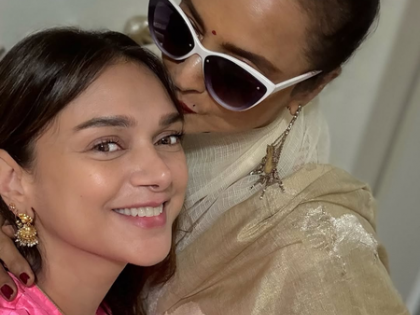 Rekha kisses Aditi Rao Hydari out of motherly love | Rekha kisses Aditi Rao Hydari out of motherly love Rekha kisses Aditi Rao Hydari out of motherly love | Rekha kisses Aditi Rao Hydari out of motherly love