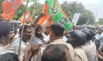BJP-Cong workers clash in Patna over abusive remarks against PM Modi, his mother | BJP-Cong workers clash in Patna over abusive remarks against PM Modi, his mother BJP-Cong workers clash in Patna over abusive remarks against PM Modi, his mother | BJP-Cong workers clash in Patna over abusive remarks against PM Modi, his mother