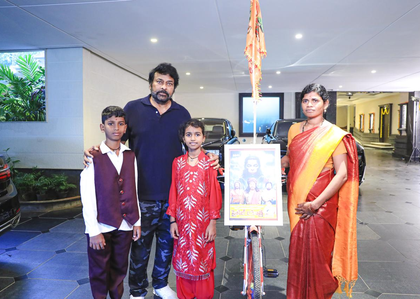 Woman fan cycles all the way from Adoni to Hyderabad to meet Chiranjeevi | Woman fan cycles all the way from Adoni to Hyderabad to meet Chiranjeevi