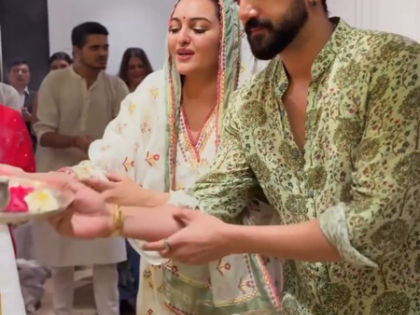 Sonakshi Sinha, Zaheer Iqbal perform Ganpati Aarti at Salman Khan's house | Sonakshi Sinha, Zaheer Iqbal perform Ganpati Aarti at Salman Khan's house