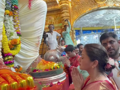 Bhagyashree takes blessing from the Lalbaugcha Raja with son Abhimanyu Dassani | Bhagyashree takes blessing from the Lalbaugcha Raja with son Abhimanyu Dassani