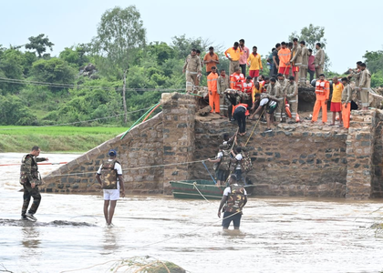 Army rescues eight people trapped in Telangana floods | Army rescues eight people trapped in Telangana floods