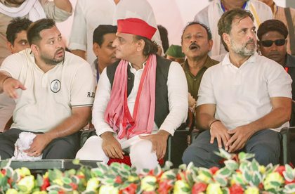 Akhilesh meets Lalu Yadav, extends full support to Tejashwi during Voter Adhikar Yatra | Akhilesh meets Lalu Yadav, extends full support to Tejashwi during Voter Adhikar Yatra Akhilesh meets Lalu Yadav, extends full support to Tejashwi during Voter Adhikar Yatra | Akhilesh meets Lalu Yadav, extends full support to Tejashwi during Voter Adhikar Yatra