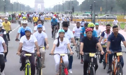 'Pedal towards a self-reliant India', Mansukh Mandaviya joins ‘Fit India – Sundays on Cycle’ | 'Pedal towards a self-reliant India', Mansukh Mandaviya joins ‘Fit India – Sundays on Cycle’ 'Pedal towards a self-reliant India', Mansukh Mandaviya joins ‘Fit India – Sundays on Cycle’ | 'Pedal towards a self-reliant India', Mansukh Mandaviya joins ‘Fit India – Sundays on Cycle’