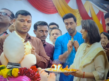 Ranbir Kapoor & Neetu Kapoor perform aarti during Ganpati Visarjan before saying goodbye to Bappa | Ranbir Kapoor & Neetu Kapoor perform aarti during Ganpati Visarjan before saying goodbye to Bappa Ranbir Kapoor & Neetu Kapoor perform aarti during Ganpati Visarjan before saying goodbye to Bappa | Ranbir Kapoor & Neetu Kapoor perform aarti during Ganpati Visarjan before saying goodbye to Bappa