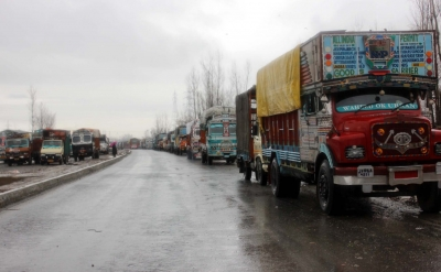 Jammu-Srinagar national highway partially restored for vehicular movement | Jammu-Srinagar national highway partially restored for vehicular movement Jammu-Srinagar national highway partially restored for vehicular movement | Jammu-Srinagar national highway partially restored for vehicular movement