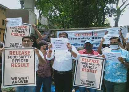 Youths protest outside JPSC office in Ranchi over delay in recruitment exam results | Youths protest outside JPSC office in Ranchi over delay in recruitment exam results Youths protest outside JPSC office in Ranchi over delay in recruitment exam results | Youths protest outside JPSC office in Ranchi over delay in recruitment exam results
