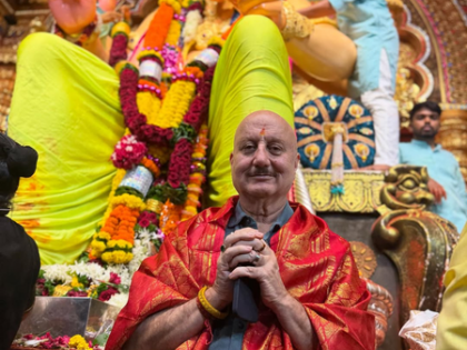 Anupam Kher gets darshan of the Lalbaugcha Raja without VIP arrangements | Anupam Kher gets darshan of the Lalbaugcha Raja without VIP arrangements Anupam Kher gets darshan of the Lalbaugcha Raja without VIP arrangements | Anupam Kher gets darshan of the Lalbaugcha Raja without VIP arrangements