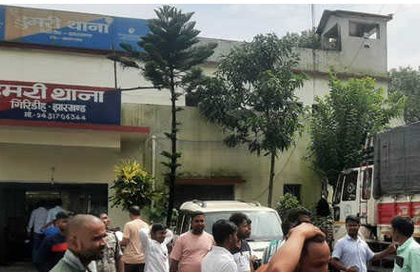 Jharkhand woman accused of theft paraded with shoe garland, video sparks outrage | Jharkhand woman accused of theft paraded with shoe garland, video sparks outrage Jharkhand woman accused of theft paraded with shoe garland, video sparks outrage | Jharkhand woman accused of theft paraded with shoe garland, video sparks outrage