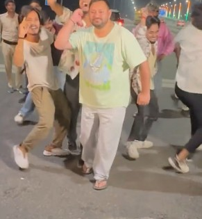 Tejashwi Yadav's dance video on Patna's Marine Drive goes viral; Jitan Ram Manjhi takes jibe | Tejashwi Yadav's dance video on Patna's Marine Drive goes viral; Jitan Ram Manjhi takes jibe Tejashwi Yadav's dance video on Patna's Marine Drive goes viral; Jitan Ram Manjhi takes jibe | Tejashwi Yadav's dance video on Patna's Marine Drive goes viral; Jitan Ram Manjhi takes jibe