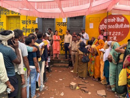 Farmers protest over fertilizer shortage in MP, confine officials for hours | Farmers protest over fertilizer shortage in MP, confine officials for hours Farmers protest over fertilizer shortage in MP, confine officials for hours | Farmers protest over fertilizer shortage in MP, confine officials for hours
