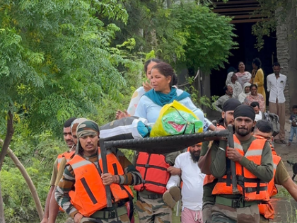 Army rescues bedridden woman trapped in Amritsar flood | Army rescues bedridden woman trapped in Amritsar flood Army rescues bedridden woman trapped in Amritsar flood | Army rescues bedridden woman trapped in Amritsar flood