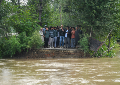 Over 9,500 shifted to safer places after Jhelum breaches embankment at two places in Kashmir | Over 9,500 shifted to safer places after Jhelum breaches embankment at two places in Kashmir Over 9,500 shifted to safer places after Jhelum breaches embankment at two places in Kashmir | Over 9,500 shifted to safer places after Jhelum breaches embankment at two places in Kashmir